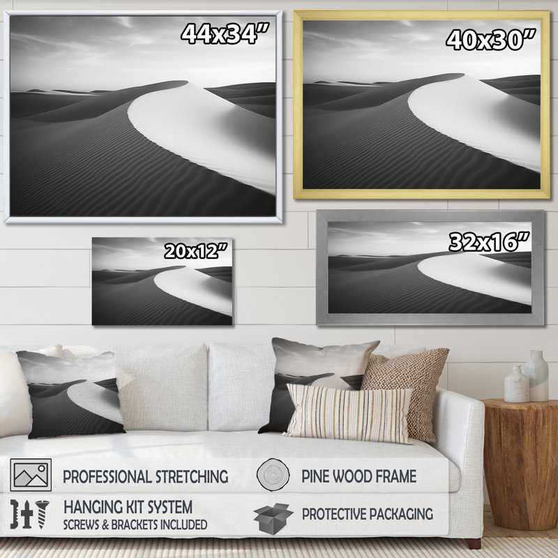 Dunes noires et blanches photo IV sur toile, Cadre flottant doré, H 16 po x l 32 po x P 1 po