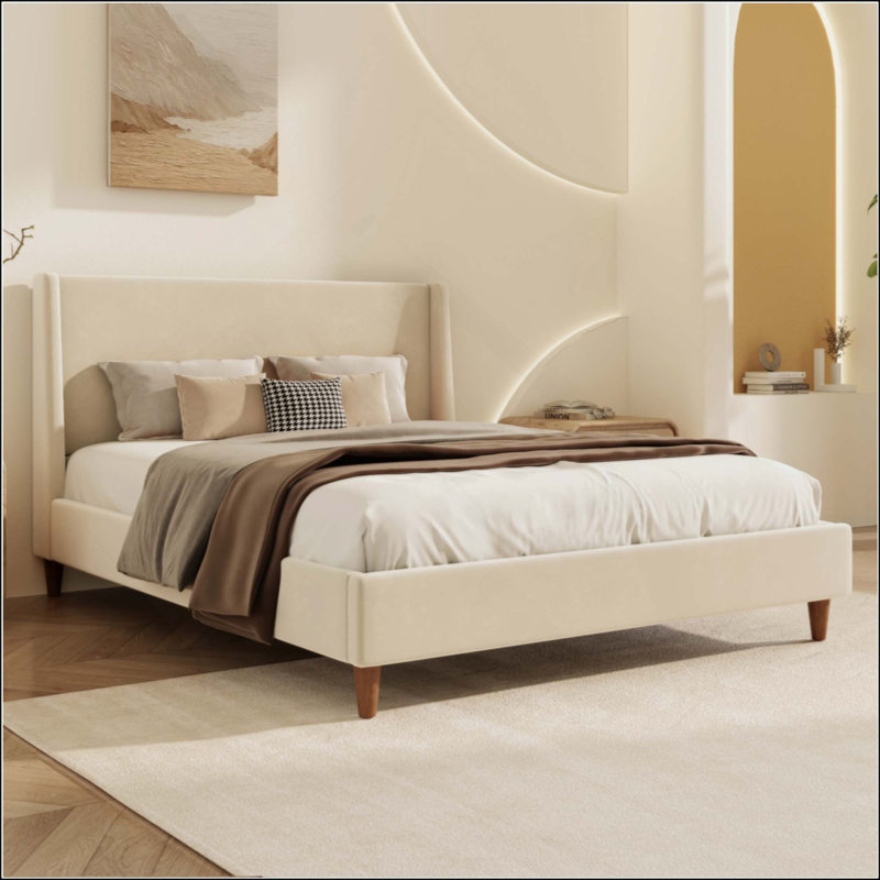 Lit plateforme tapissier moderne en velours beige avec tête de lit à oreilles et pieds en bois de noyer, aucun sommier nécessaire