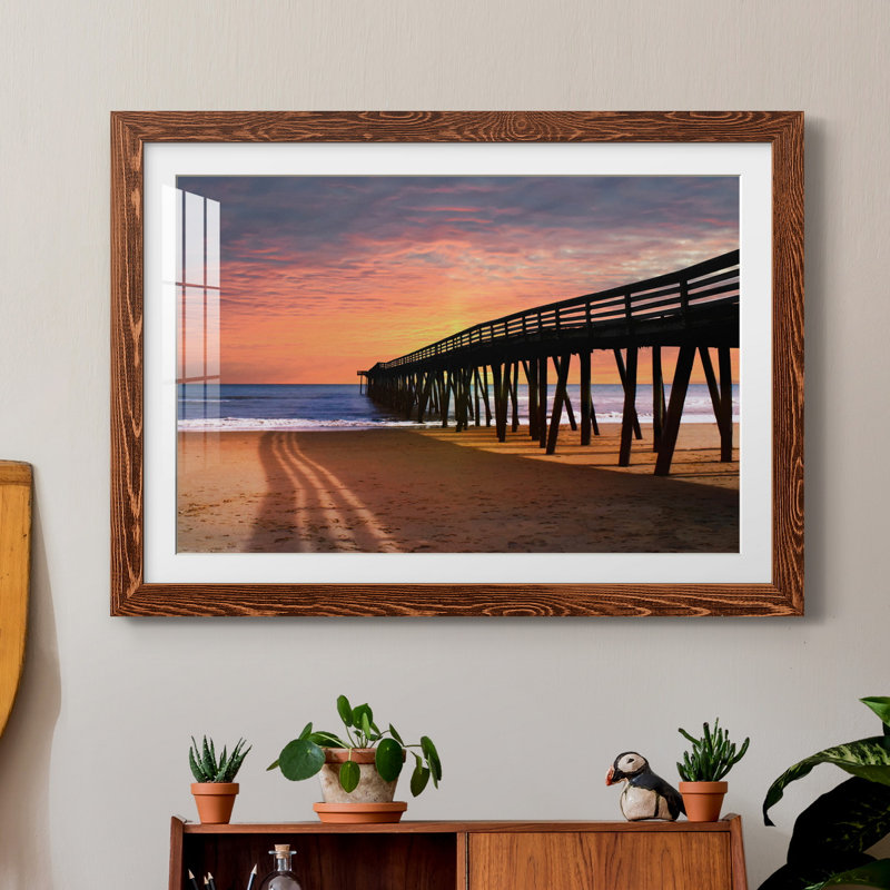«VA Beach Pier» par J Paul - reproduction de photo sur papier encadrée, H 31,5 po x l 23,5 po x P 1,5 po, Brun