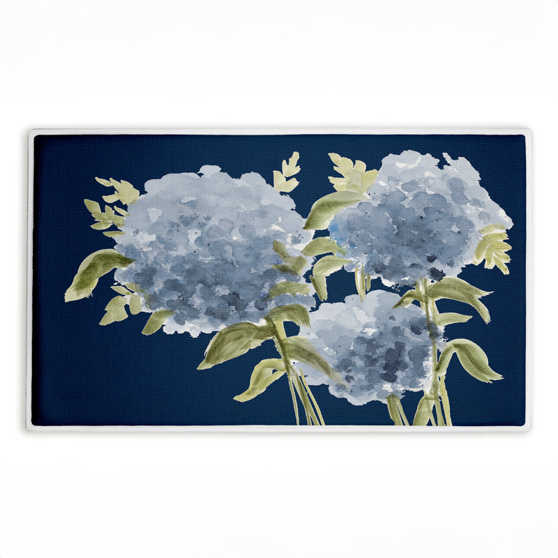 Tapis de bain en peluche à imprimé contrastant bleu Hydrangeas, par Janice Gaynor, 18 po x 30 po