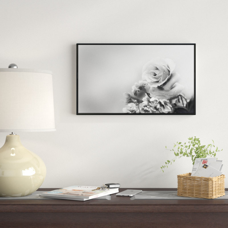 «Black and White Rose in Spring». Reproduction de photo sur toile tendue, H 16 po x l 32 po x P 1 po