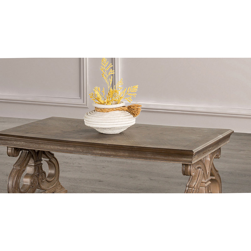 Table basse de style traditionnel avec pieds à volutes courbés et finition chêne vieilli, parfaite pour les salons élégants