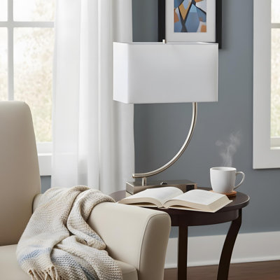 Lampe de table haute 22,5 po en métal avec finition argentée et design incurvé, abat-jour blanc