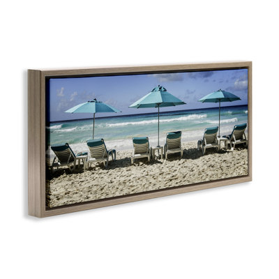 Cadre flottant avec chaises de plage alignées, design par Mary Lou Johnson
