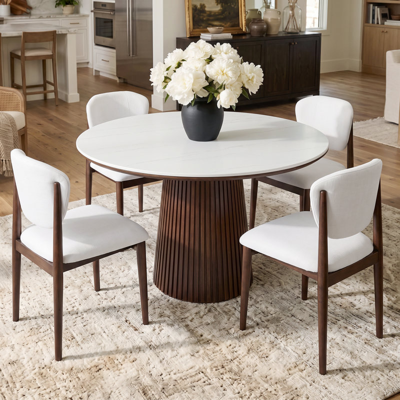 Ensemble de salle à manger Sawyer de style milieu du siècle, table ronde en pierre blanche frittée avec 4 chaises rembourrées et pied central en bois massif.