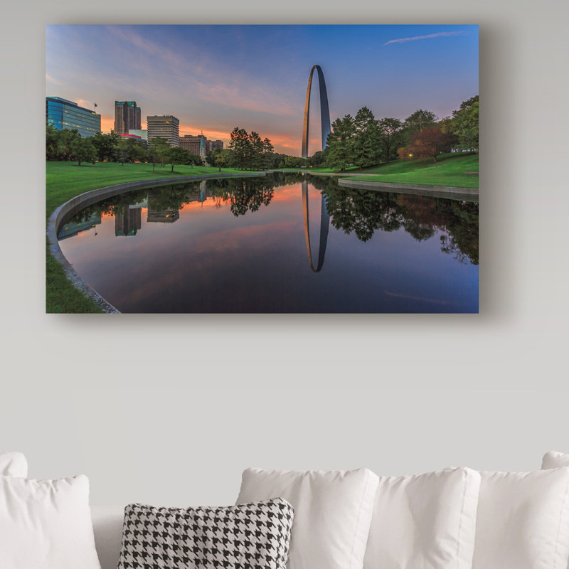 «Gateway Arch Reflection Sunset» par Fillmer, reproduction de photo sur toile tendue, H 30 po x l 47 po x P 2 po