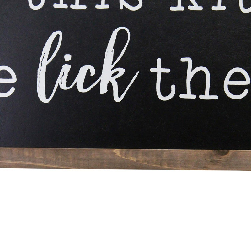 «In this Kitchen We Lick the Spoon», art mural en bois noir
