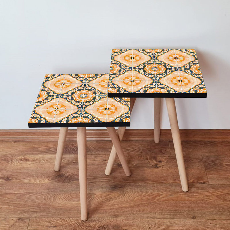 Ensemble de 2 tables gigognes élégantes, motif géométrique, orange et gris avec accents noirs | 100% panneau de fibres à densité moyenne, pieds en bois de hêtre | Plus grande table: 13,8 x 18,5 x 13,8 pouces, plus petite table: 13,8 x 16,5 x 13,8 pouces | Parfait pour le salon et la décoration moderne