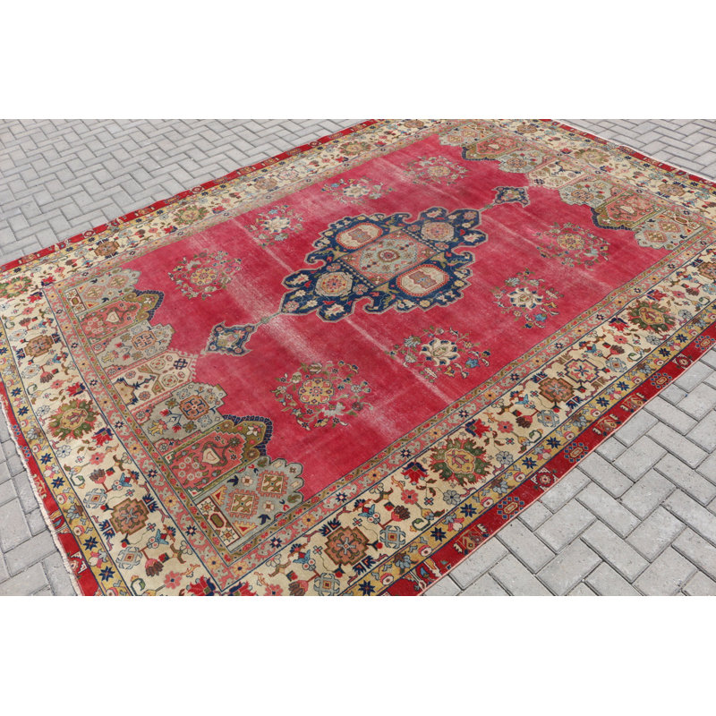 Le superbe tapis turc surdimensionné rehausse votre décor avec ses teintes rouges éclatantes et son charme organique