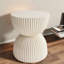 Tables de bout beiges MGO, table d'appoint moderne en forme de sablier pour la maison-372508132