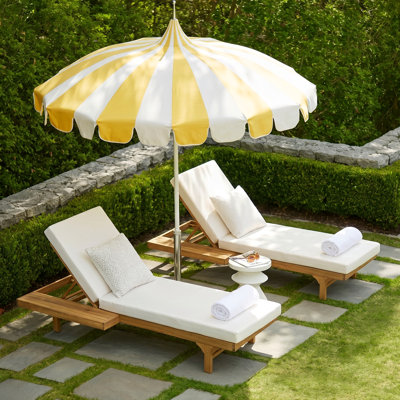 Ensemble de chaises longues d'extérieur en bois d'acacia à 5 positions avec coussins pour patio, près de la piscine Wynrix