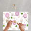 Planche à découper décorative en verre avec un motif d'oignon vif parfait pour un décor de cuisine moderne ou un cadeau unique pour les amateurs de cuisine-114446528