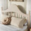 Grand lit plateforme avec tête de lit chic, structure de lit en bois massif avec support à lattes, pas de sommier tapissier et conception basse à terre, beige-536017716