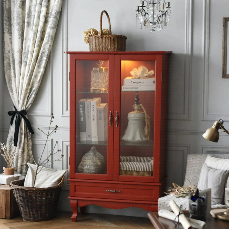 Vitrine antique en bois clair à 3 niveaux avec tablettes réglables, portes en verre et tiroir