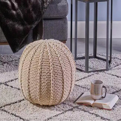 Pouf tricoté pour le salon