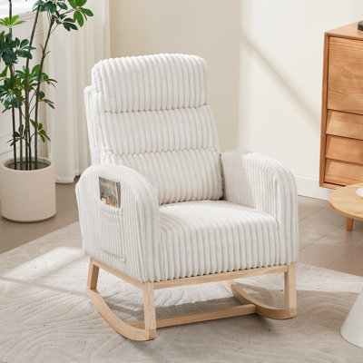 Fauteuil berçant à bascule en velours côtelé beige, dossier haut et poche latérale, idéal pour la chambre d'enfant ou le salon.