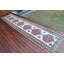 Tapis traditionnel turc rouge et vert avec des motifs géométriques et floraux, idéal pour rehausser l'esthétique de votre décor de couloir