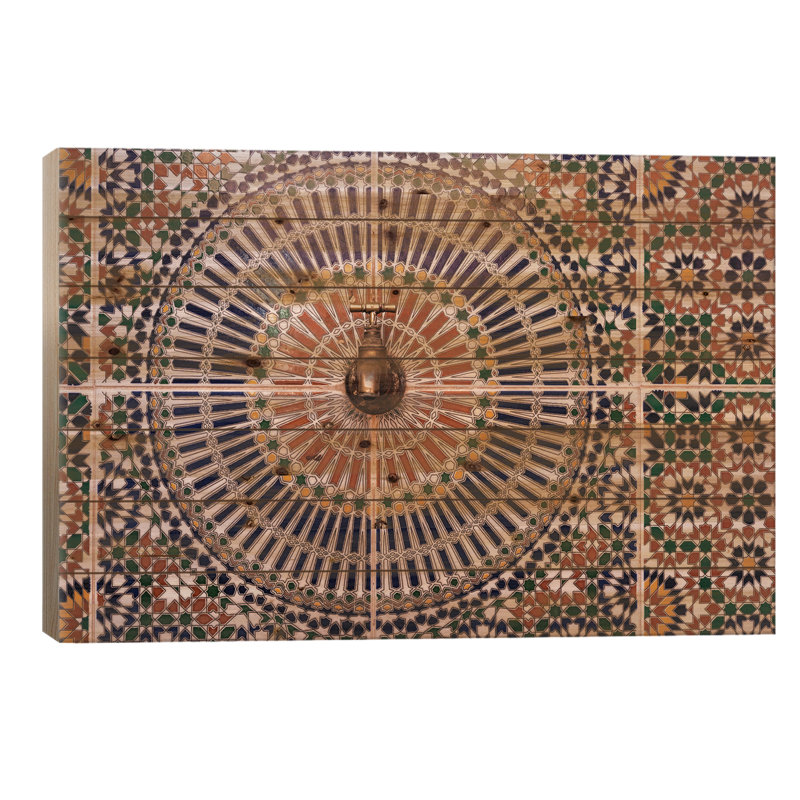 Afrique, Maroc. Gros plan sur les motifs de carrelage autour du robinet. par Jaynes Gallery - Impression sur bois sans cadre
