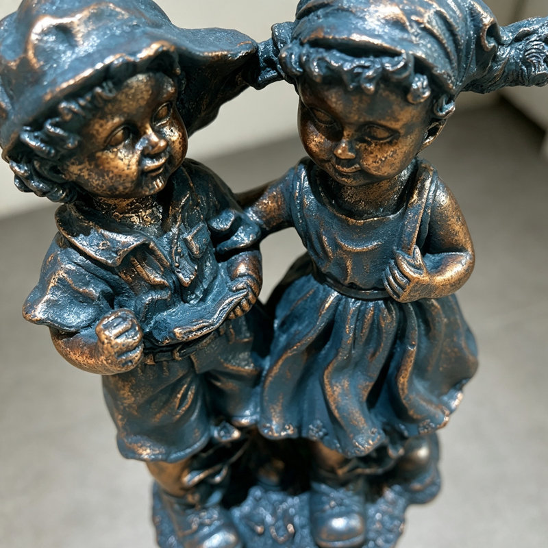 Statues de jardin garçon et fille en oxyde de magnésium – Décoration extérieure vintage résistante aux intempéries, ornements de pelouse légers et durables pour patio, cour, parterre de fleurs, porche – Touche rustique style chalet