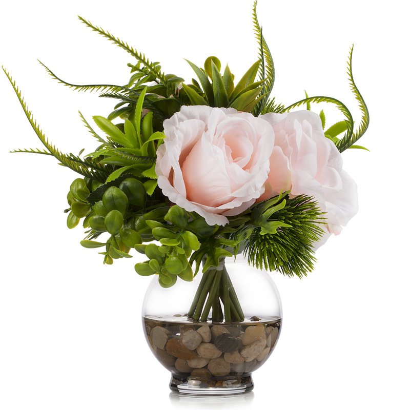 Pièce maîtresse roses dans un vase