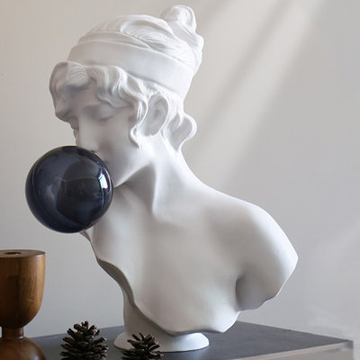 Objet décoratif en résine représentant une femme blanche avec acrylique