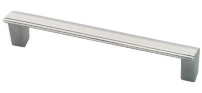 Poignée arête 3-3 / 4 po nickel mat