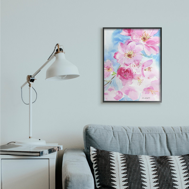 Fleurs de cerisier en fleurs roses sur fond bleu, Giclée encadrée noir minuit, H 30 po x l 24 po
