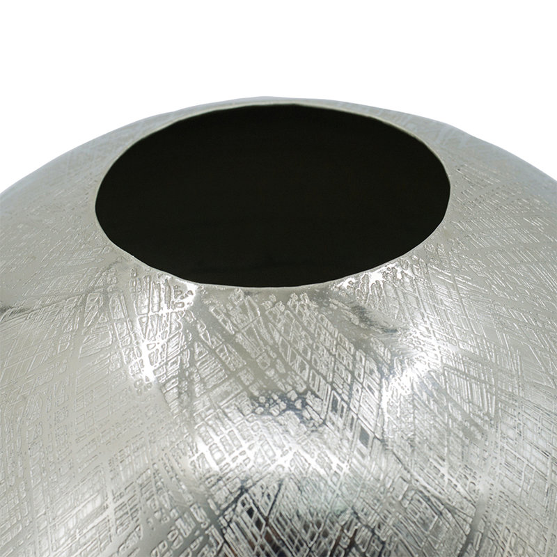 Vase en aluminium, stries argentées, Hauteur totale - 13 po