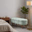 Repose-pieds ovale avec rangement en tissu plissé, pieds en bois d'hévéa massif et intérieur spacieux - Repose-pieds polyvalent, sièges supplémentaires et pièce décorative-446963523-446963640