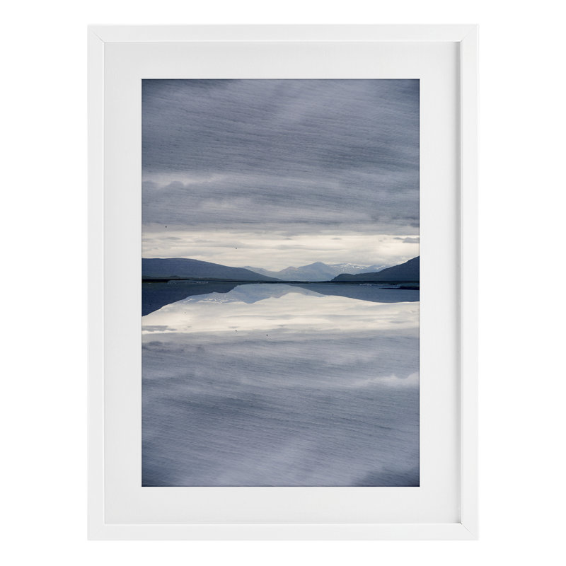 Serene Horizon Symmetry, impression sous verre encadrée, design par Robin Vandenabeele, H 20 po x l 14 po, Cadre blanc côtier