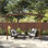 Pergola d'extérieur SUNJOY en métal, 2,74 m x 3,96 m, avec comptoir de bar, aspect bois brun, structure en alliage d'aluminium, toit incurvé, toile Textilène, idéale pour terrasse, jardin ou cour arrière.