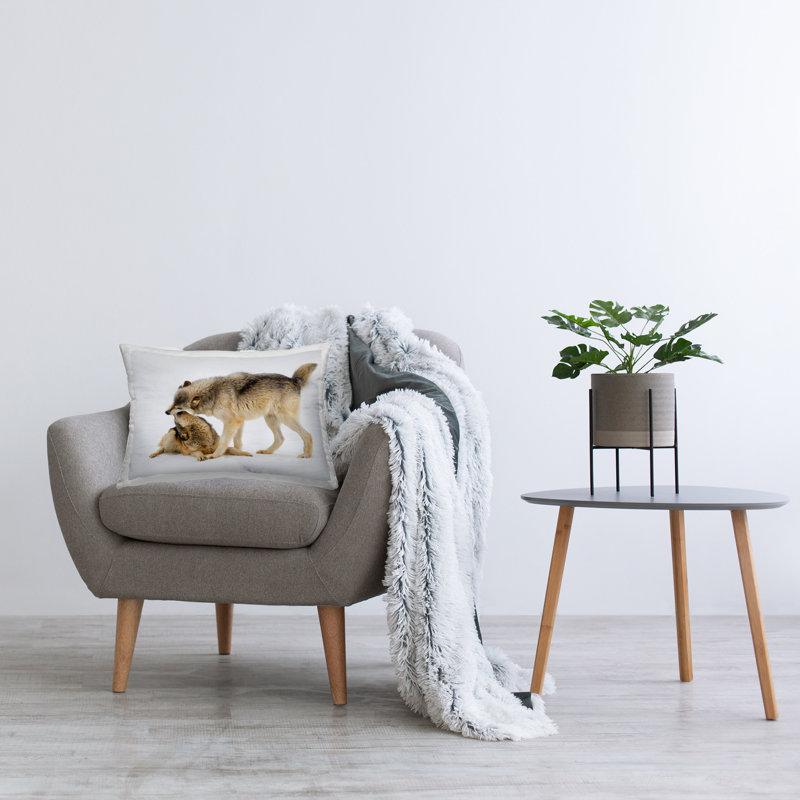 Design de coussin décoratif imprimé loups jouant dans la neige par Lisa Dearing