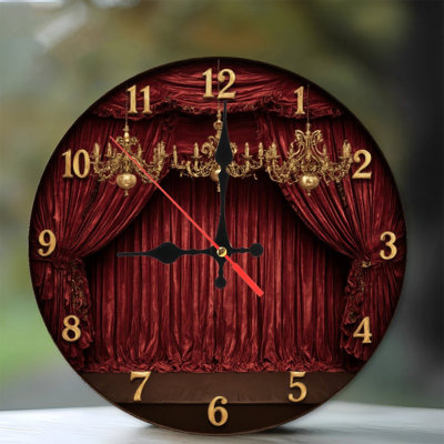 Horloge sur lustres à rideaux rouges