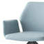 Fauteuil rembourré en cuir bleu clair dans des bureaux élégants et finition noire avec fonction rotative