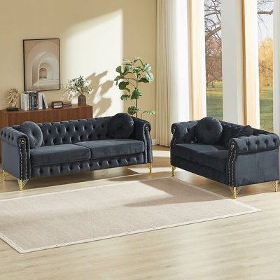 Canapé Chesterfield en velours avec coussins ronds, clous en cuivre, boutons touffetés, pieds en métal et boucles décoratives