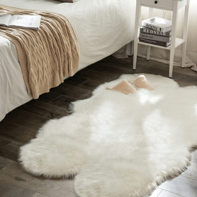 Tapis blanc à poils longs en fausse peau de mouton