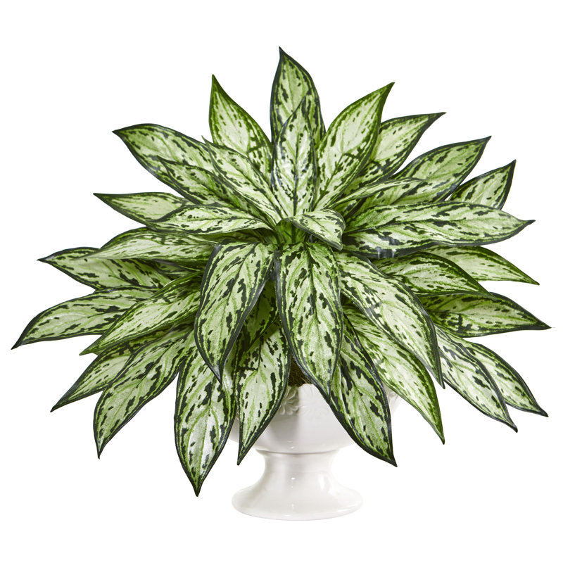 Plante de feuillage artificiel dans un pot de fleurs