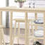 Configuration de salle à manger à 3 comptoirs. Table avec 3 tablettes ouvertes. Tabourets de selle pour plus de confort. Pieds en bois. Convient aux petites zones colorées. Rangement relaxant. Structure en bois. Convient aux espaces compacts