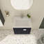 Meuble-lavabo de 24 po avec lavabo en céramique, fixation murale pour salle de bain compacte, petite porte à fermeture en douceur et poignée en métal, portes et poignées contemporaines à fermeture en douceur