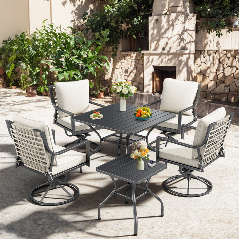 Ensemble repas extérieur pour 4 personnes avec coussins
