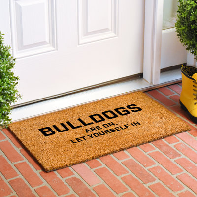Bulldogs sont sur le tapis d'entrée