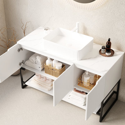 Meuble-lavabo autoportant de 122 cm avec lavabo, 3 portes et tablette ouverte, élégant lavabo rectangulaire en céramique blanche, comptoir en pierre frittée avec rangement.