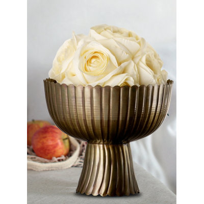 Bol à piédestal à finition laiton rétro Serene Spaces Living, vase floral en compote pour centre de mariage, fête, table de salle à manger, porte-bougie votive, bol décoratif décoratif pour la maison, mesure 8 po de diamètre et 7 po de hauteur