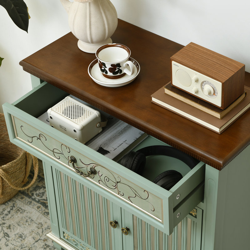Armoire d'appoint en bois sculpté à 2 portes avec tiroirs Fienley Farmhouse, vert sauge, plateau brun rustique