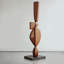 Ornements de sculpture sur bois brun abstrait