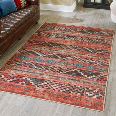 Tapis rouge à motif géométrique