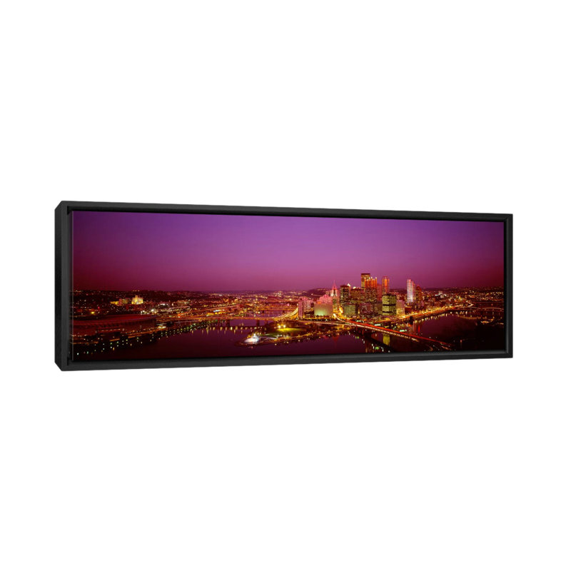 Vue en plongée de bâtiments illuminés la nuit, Three Rivers Stadium, Pittsburgh, Pennsylvanie, États-Unis par Panoramic Images - Impression sur toile tendue sur châssis tendu