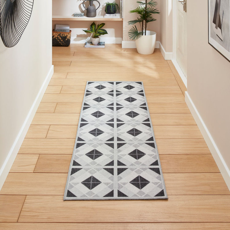 Victoria Area Rug, Runner 2' x 5'6"