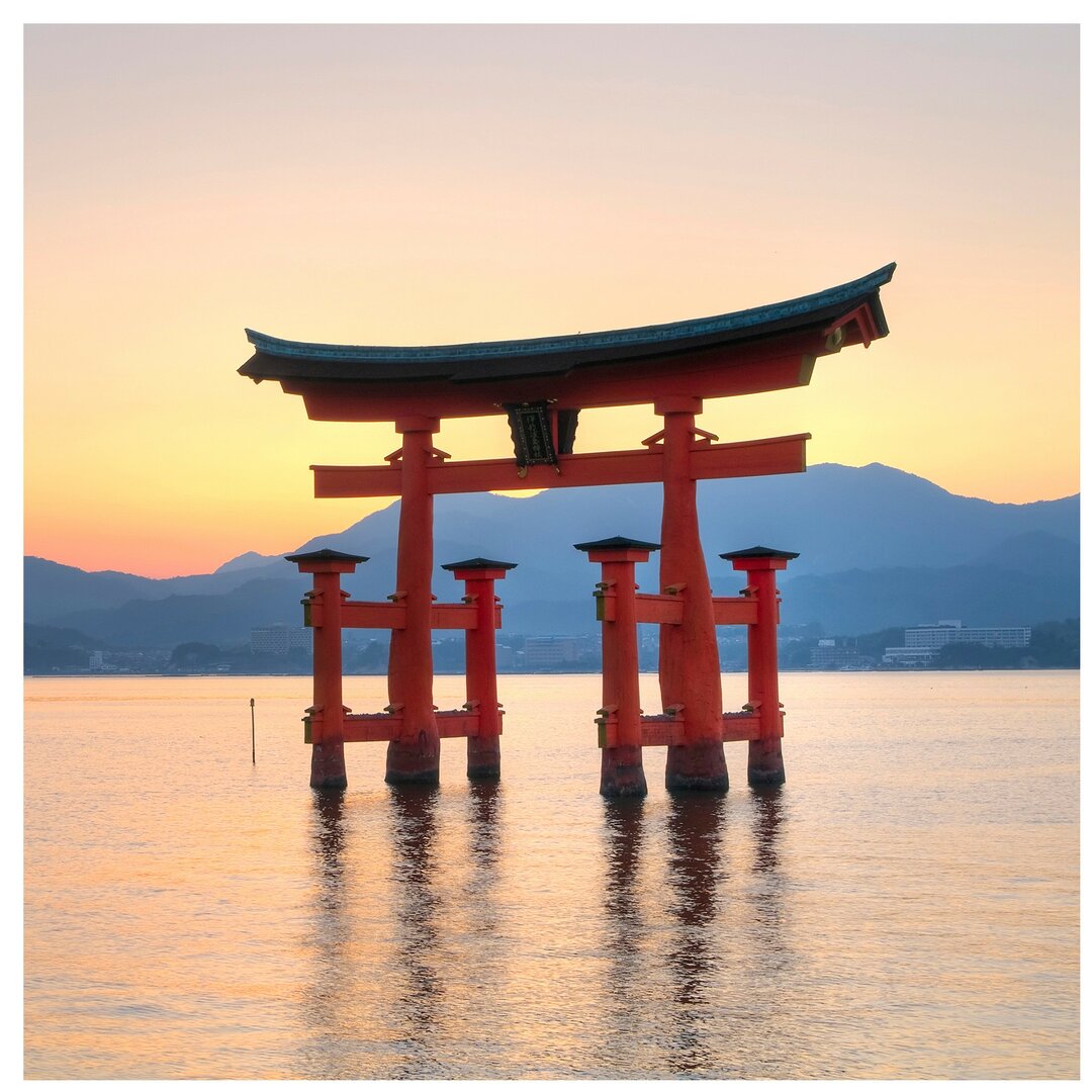 Strukturierte Fototapete Torii at Itsukushima