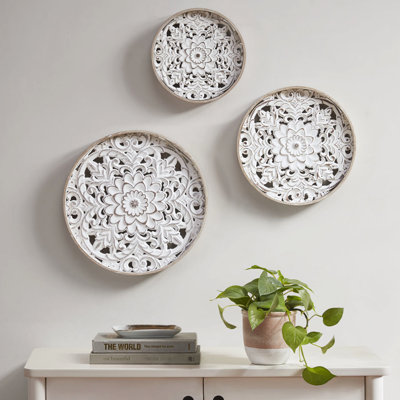 Décoration murale fleurie patinée - Trio de médaillons, bois, 3, naturel + blanc, 13,75 po, 11,75 po, 9,75 po, intérieur charmant, 3 pièces en bois, motif floral blanc, cadre naturel, intérieur, style rétro, dents de scie